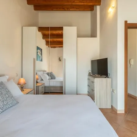 Slow Life, 10 Minutes From The Beaches And Local Shops * Olia Speciosa